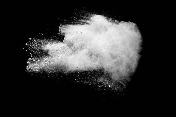 Λευκή σκόνη έκρηξη απομονώνονται σε μαύρο φόντο. Λευκή σκόνη σωματίδια splash. - Φωτογραφία, εικόνα