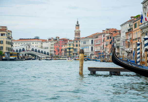 編集。2019年5月。ヴェネツィア、イタリア。大運河の眺めと  - 写真・画像