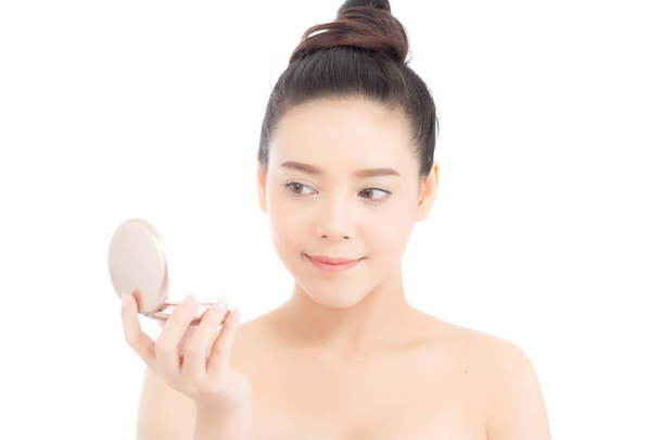 Retrato de hermosa mujer asiática aplicando polvo en la mejilla
  - Foto, imagen