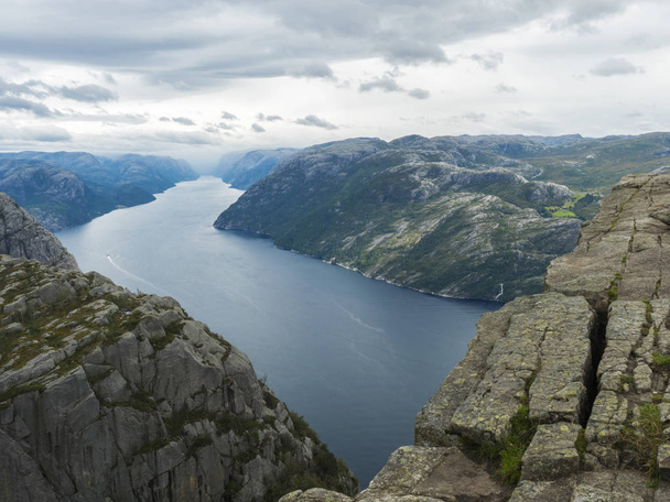 Preikestolen falaise massive au fjord Lysefjord, célèbre point de vue de la Norvège, pas de personnes.Jour d'automne Moody. Nature et voyages, vacances et randonnées concept de vacances
. - Photo, image