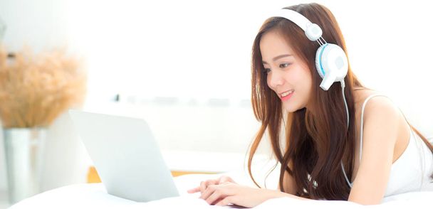 Banner sitio web hermosa asiática joven mujer relajarse escuchando mu
 - Foto, imagen