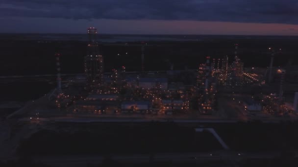 Vista aérea da fábrica de refinaria de petróleo ao pôr do sol
 - Filmagem, Vídeo