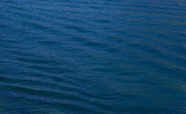 donker blauwe zee water textuur - Foto, afbeelding