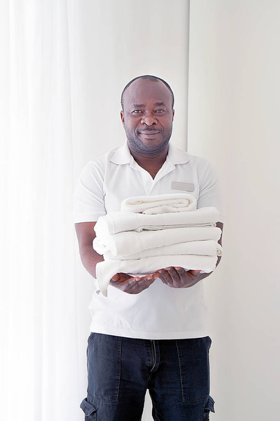 limpeza do quarto de hotel mantém toalhas
 - Foto, Imagem