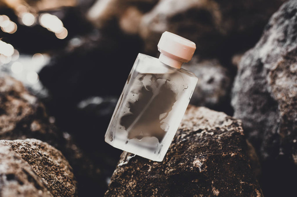 Perfumy kobiece na tle kamienia  - Zdjęcie, obraz