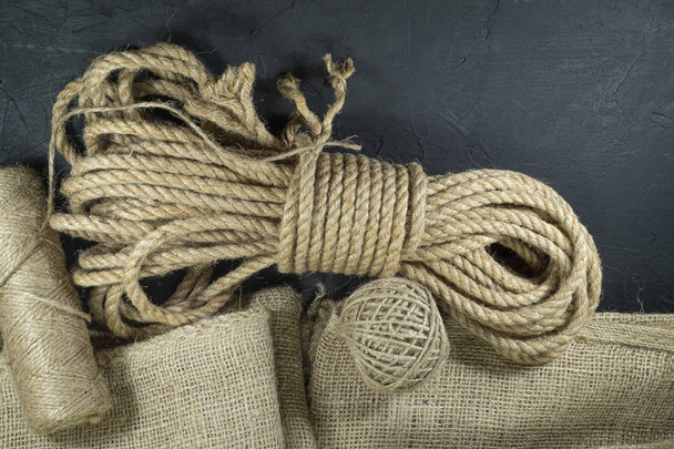 Джутова мотузка і шпали мішковини нитки або шпагат
 - Фото, зображення