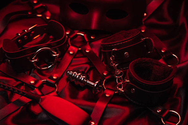 金属アナルプラグ、手錠、鞭、チョーカー、ロールプレイエロゲームのためのマスク - 写真・画像