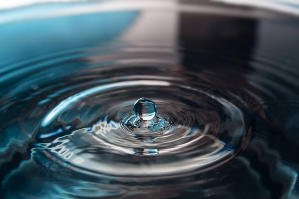 Water splash of drop. Water splash close-up. Blauwe waterdruppel. Fa - Foto, afbeelding