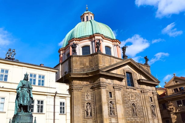 estatua de Carlos IV y la iglesia, Praga, República Checa
 - Foto, imagen
