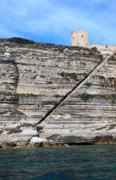 Cliffed Coast w Bonifacio Town z klatkami schodowych króla Aragonii na  - Zdjęcie, obraz