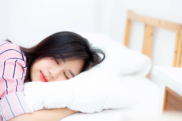 Πορτραίτο της όμορφης Ασίας νεαρή γυναίκα ύπνου ξαπλωμένο στο κρεβάτι με  - Φωτογραφία, εικόνα