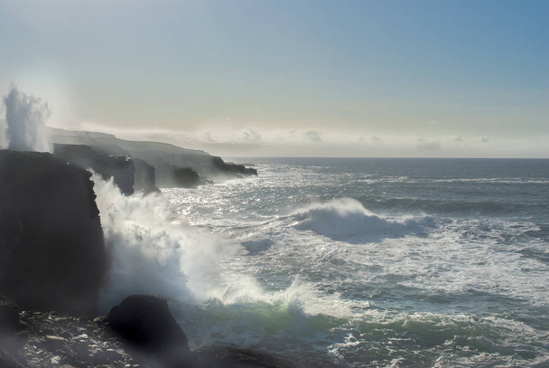 Καλοκαίρι, Ατλαντικός ωκεανός, κύματα που συντρίβονται πάνω σε βράχους, γαλάζιος ουρανός, τυρκουάζ νερά, δράμα στη δυτική ακτή της Ιρλανδίας. - Φωτογραφία, εικόνα