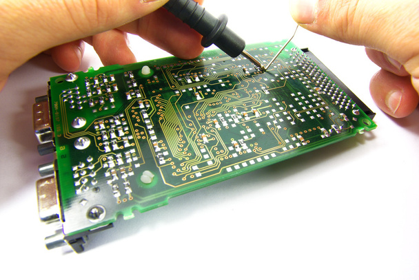 elektronische reparatie met handen - Foto, afbeelding