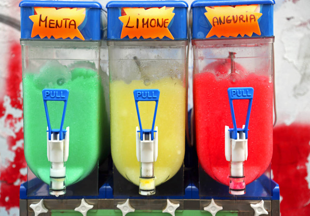 Holení ledu s barevným sirupem s textem odrůdy v italské síti LAN - Fotografie, Obrázek