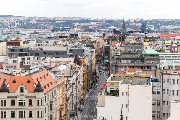 Prag, Çek Cumhuriyeti - 25 Ağustos 2018: Prag 'daki çatıları olan eski kentin binaları ve simgeleri, Çek Cumhuriyeti - Fotoğraf, Görsel