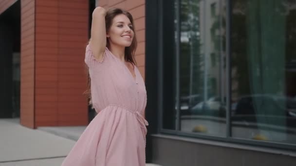 Portrait of a carefree girl walking in a summer city - Felvétel, videó