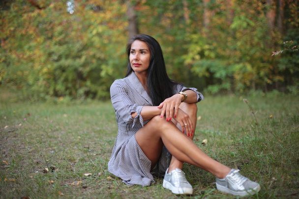 Mladá žena a černé vlasy na podzim v parku - Fotografie, Obrázek