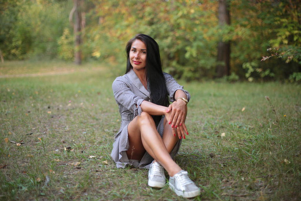 Mladá žena a černé vlasy na podzim v parku - Fotografie, Obrázek