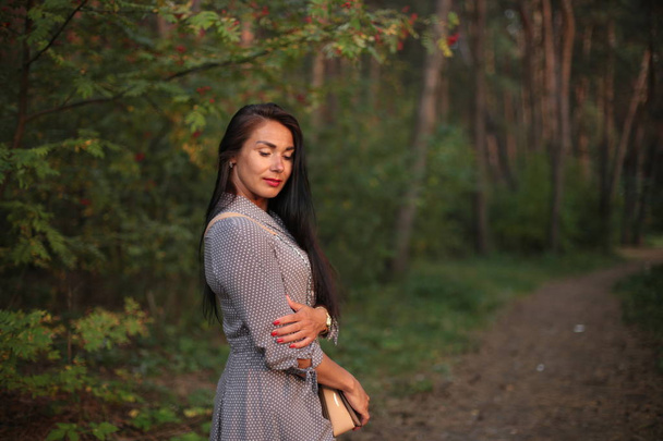 Молода жінка і чорне волосся восени в парку
 - Фото, зображення
