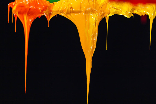tee gömlek fabrikasında kolu yazıcılar birkaç damlama renk mürekkez depolama asmak - Fotoğraf, Görsel