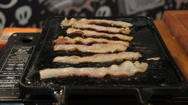 Bacon frizzante alla griglia con brillanti bolle di grasso
 - Foto, immagini