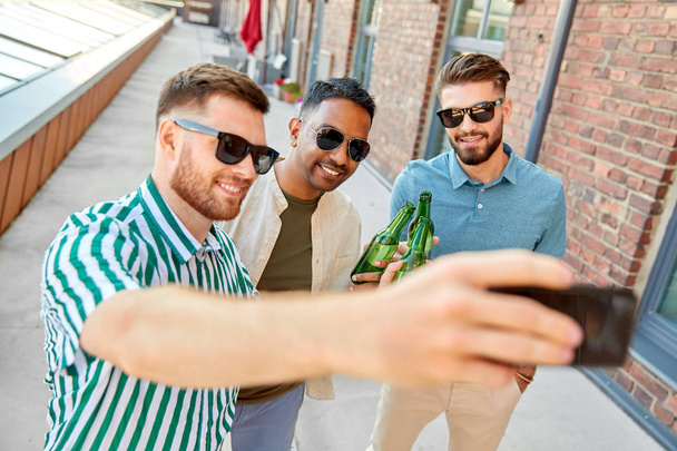 men drinking beer and taking selfie by smartphone - Photo, image
