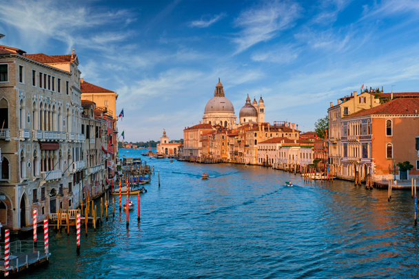 Vista del Gran Canal de Venecia y la iglesia de Santa Maria della Salute al atardecer
 - Foto, imagen