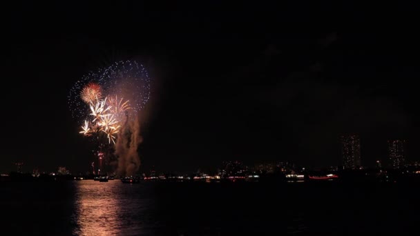 Fuochi d'artificio vicino al fiume Edogawabashi a Tokyo copyspace
 - Filmati, video