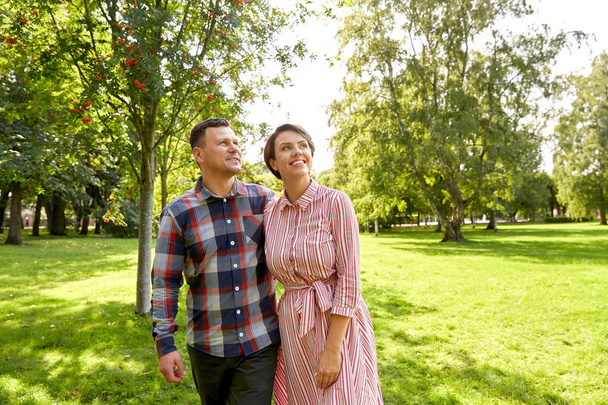 happy couple in summer park - Valokuva, kuva