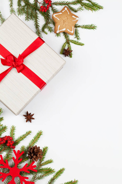 Composición navideña. Regalo de Navidad, conos de pino, ramas de árbol de Navidad
 - Foto, Imagen