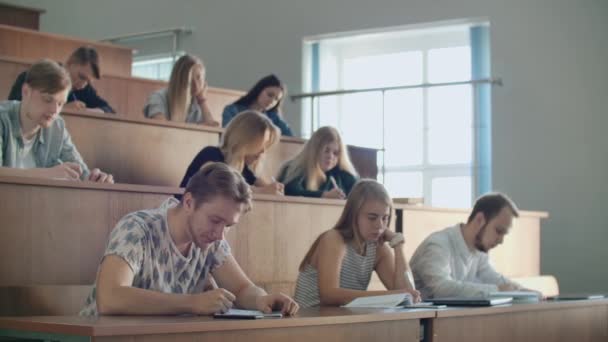 Τα χέρια του Λέκτορα ενώ ο ίδιος δίνει διάλεξη σε μια τάξη γεμάτη από φοιτητές. Νέοι άνθρωποι ακούγοντας μια διάλεξη στο Πανεπιστήμιο - Πλάνα, βίντεο