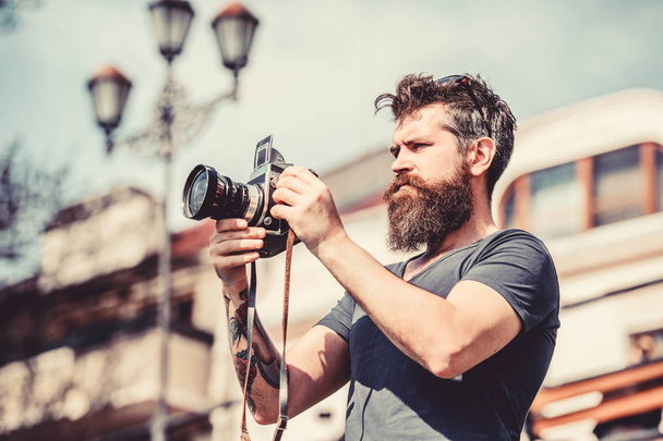 Say cheese. retro photographic equipment. photo of nature. reporter or journalist. Mature hipster with beard. Bearded man. hipster man in summer sunglasses. brutal photographer with camera - Foto, Bild