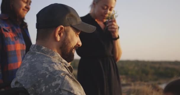 Wheelelnökölt katona átölelve a lánya - Felvétel, videó