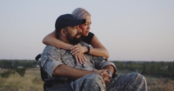 Żona przytulanie wwieziona mąż - Materiał filmowy, wideo