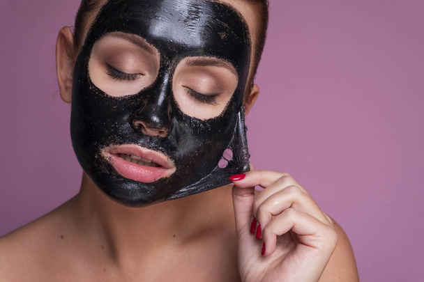 Bella giovane donna europea applicare maschera di argilla sul suo viso. beau
 - Foto, immagini
