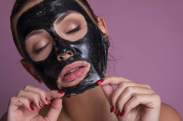 Belle jeune femme européenne applique un masque d'argile sur son visage. beau
 - Photo, image