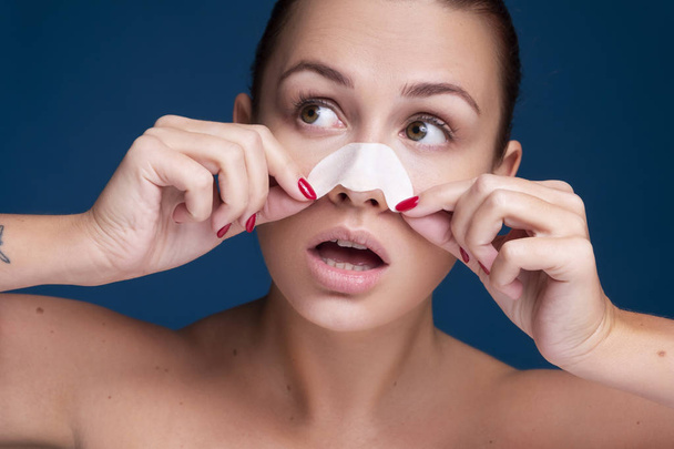 Bruna donna caucasica sbarazzarsi di punti neri sul naso usin
 - Foto, immagini