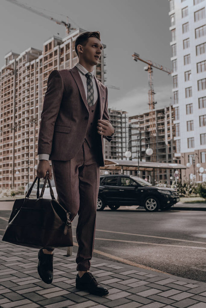 elegantes Geschäftsmann-Porträt. schicker gutaussehender Mann im Anzug, der auf der Straße posiert. Erfolgsstilkonzept - Foto, Bild