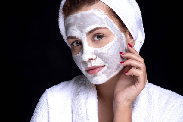 Belle jeune femme européenne applique un masque d'argile sur son visage. beau
 - Photo, image