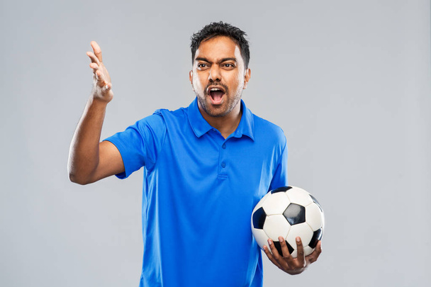 boze indiaanse mannelijke voetbal fan met voetbal - Foto, afbeelding