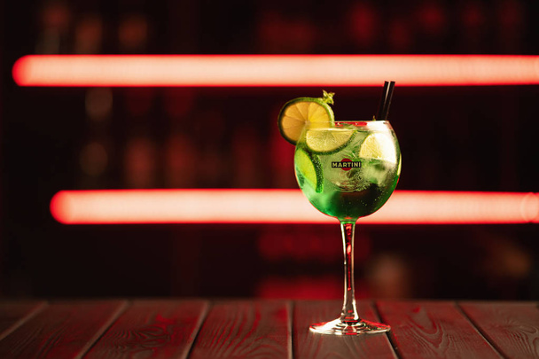 frischer Cocktail auf neonfarbenem Hintergrund. Alkoholischer Cocktail. Fruchtcocktail ohne Alkohol.  - Foto, Bild