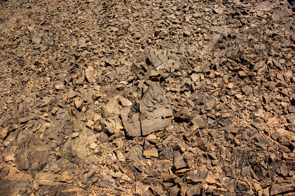 αιχμηρές άκρες βράχια και πέτρα της ερημιάς βράχο έρημο ξηρό νεκρό περιβάλλον φόντο  - Φωτογραφία, εικόνα