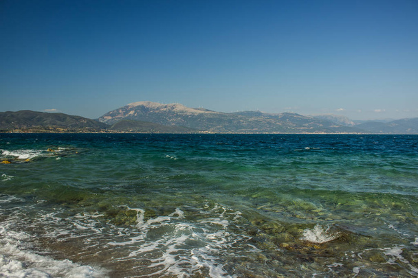Mer Égée baie pierre orageuse rivage en été clair heure paysage vue
  - Photo, image