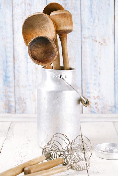 retro kuchnia naczynia narzędzia na starym drewnianym stole w stylu rustykalnym - Zdjęcie, obraz