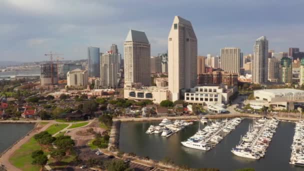 Vista aérea del puerto de San Diego cerca del Downtown, CA. Volando cerca de los muelles y USS Midway carrier
. - Metraje, vídeo