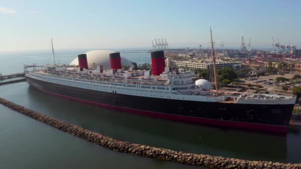 Ilmakuva RMS Queen Mary valtamerialus, Long Beach, CA. Upea laiva Long Beachillä.
. - Materiaali, video