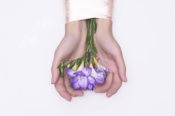mujer manos con flores vista superior
  - Foto, imagen
