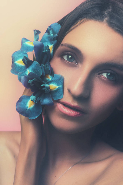 Портретна краса молода брюнетка з квітами. - Фото, зображення