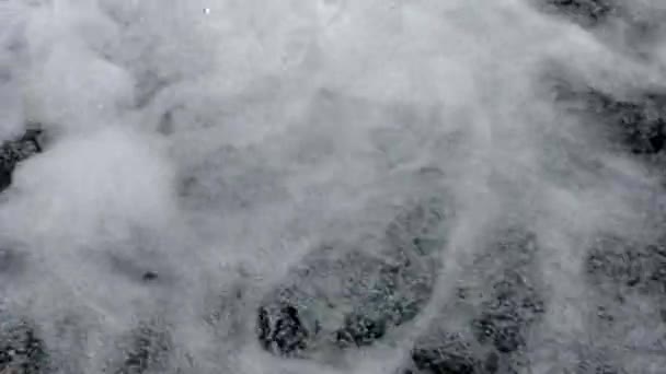 Bir şelaleden köpüklü su Sıçrama dalgaları köpük kabarcık sabun veya şampuan Yıkama kavramı Çalkalama sıvı Tehlike akışı Düşen nehir liguid Vahşi doğa Köpük Su Kaynama - Video, Çekim