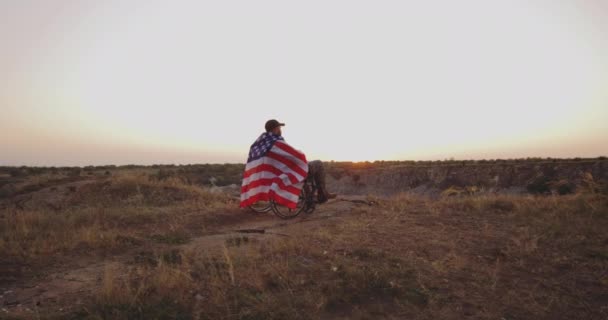 Amerikai katona a kerekesszékkel figyelte naplemente - Felvétel, videó